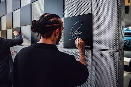 Seis veces campeón con la marca alemana, Hamilton autografía una pared en el Museo Mercedes-Benza; otro manuscrito dejó en el motorhome del equipo de Fórmula 1: un mensaje para Antonelli.