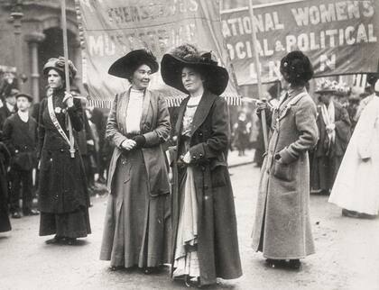 Selbit invitó a la famosa sufragista británica Christabel Pankhurst (centro) -hija de Emmeline Pankhurst- a ser la mujer supuestamente cortada en dos durante su acto.