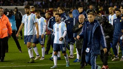 Las caras son elocuentes: la selección se fue muy preocupada del Monumental