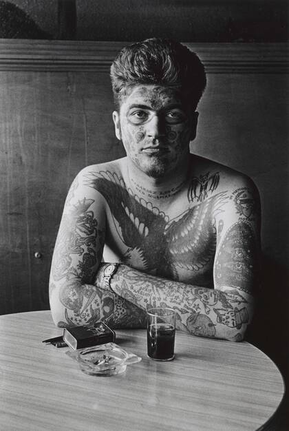 Selección Aldo Sessa: Jack Dracula en un bar, Nueva Londres, Connecticut 1961. © The Estate of Diane Arbus, LLC.