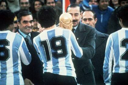 Jorge Rafael Videla le entrega le entrega la copa al equipo argentino, en el Mundial 78