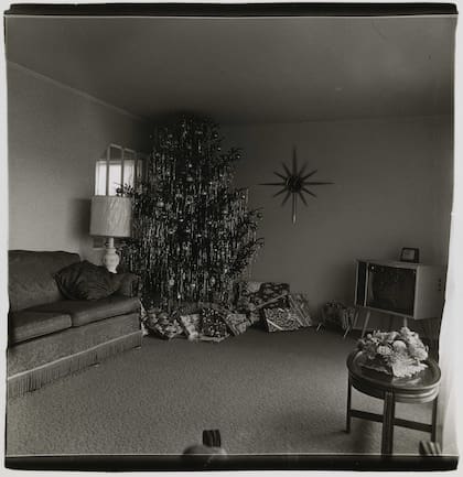 Selección de Alberto Goldenstein: Árbol de Navidad en un living de Levittown, Long Island, N.Y., 1962 © The Estate of Diane Arbus, LLC.