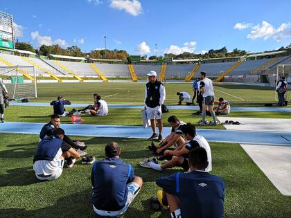 Selección de Guatemala durante entrenamiento en estadio Cementos Progreso (X/ @fedefut_oficial)