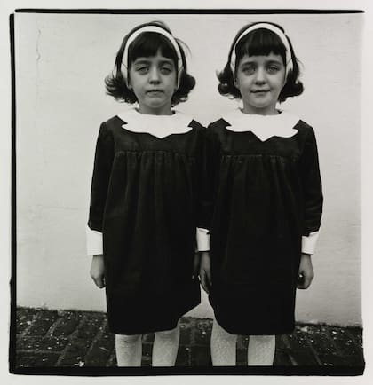 Selección de Sara Facio: Gemelas idénticas, Roselle, NJ, 1967. © The Estate of Diane Arbus, LLC.