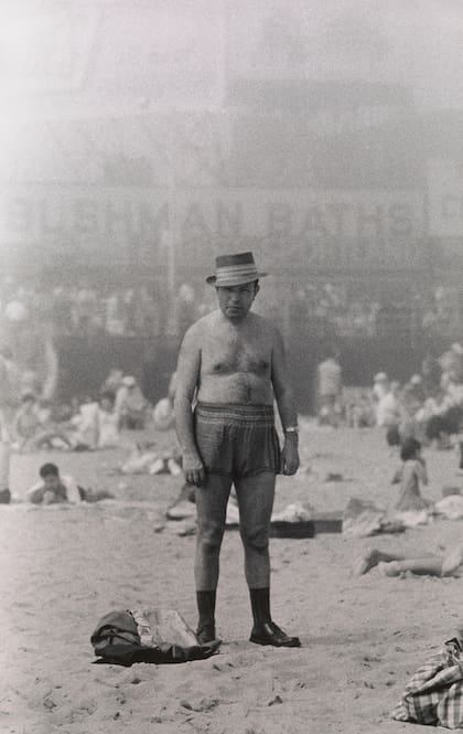Selección Rodrigo Abd: Hombre con sombrero, traje de baño, zoquetes y zapatos, Coney Island, Nueva York 1960. © The Estate of Diane Arbus, LLC.