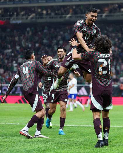 Seleccionados del Tri festejan en la cancha (FB/Selección Nacional de México)