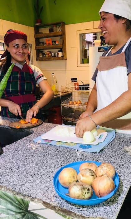 Selena, de 19, junto a Demaris, de 27