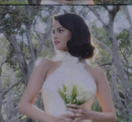 Selena Gómez con el vestido de novia y el ramo entre sus manos