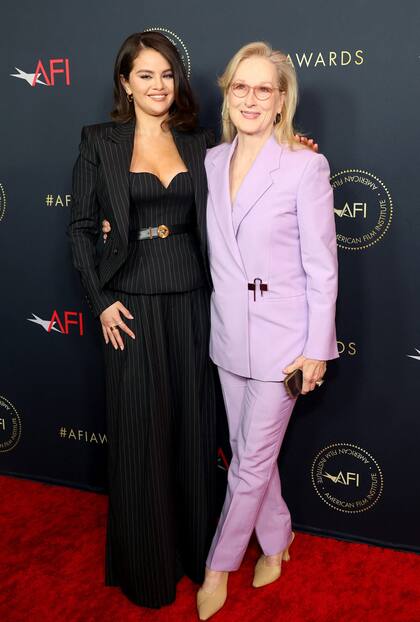 Selena Gomez, con un traje de Giussepe Di Morabito acompañado de un cinturón de Versace, junto a Meryl Streep, que eligió también un traje, color lavanda, de Givenchy