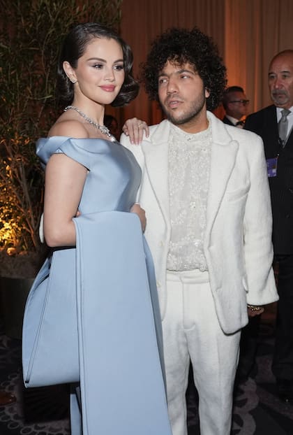 Selena Gomez, con un vestido en tono celeste de Prada, junto a su prometido, el productor musical Benny Blanco