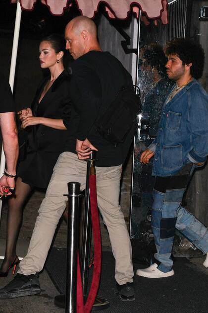 Selena Gomez,
custodiada por su
prometido Benny Blanco
(en jeans)