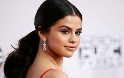 Selena Gómez elige la raya al medio y la colita como look de temporada