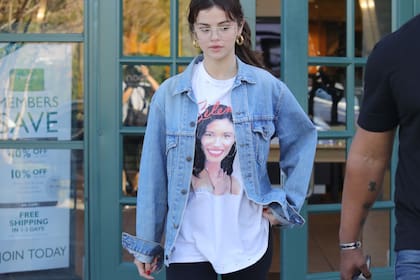 Selena Gomez en Los Angeles, luciendo una remera con la foto de su tocaya Selena Quintanilla