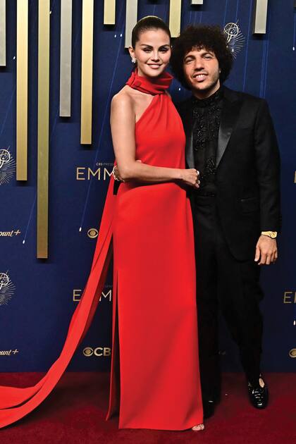 Selena Gómez –estrella de Only
Murders in the Building– y el
productor discográfico Benny
Blanco (están comprometidos
desde diciembre de 2024) se
mostraron inseparables. Ella
llevó un vestido de Louis Vuitton,
de silueta recta y escote halter
rematado en una capa fluida,
mientras que él eligió un
total look en negro