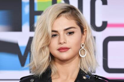 Selena Gomez impactó con su cambio de look. La cantante optó por un pelo bien rubio y bastante más corto que lo habitual. Para la red carpet llevó el pélo peinadon hacia un costado con una actitud bien rocker