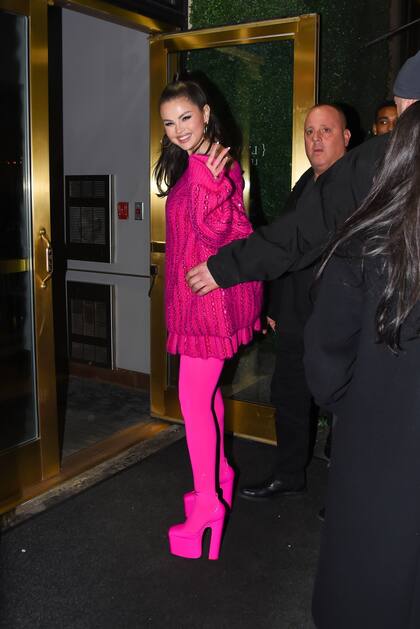 Selena Gomez luce hermosa con un look completamente rosa en la fiesta de SNL en Nueva York.