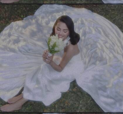 Selena Gomez lució un vestido de Ralph Lauren y el ramo pequeño de lily of the valley (muguet) blancos