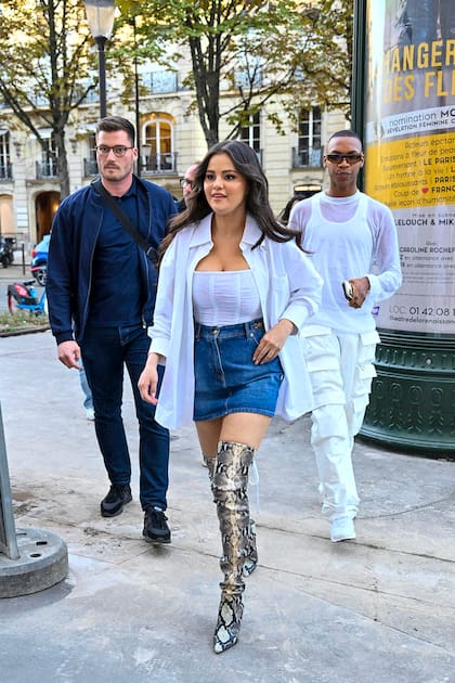 Selena Gomez saludó a sus fans en el hotel Plaza Athénée antes de encontrarse con Brooklyn Beckham y su esposa Nicola Peltz en el restaurante Manko en París 