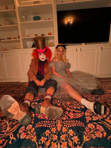 Selena Gomez se convirtió por un rato en Alicia, el célebre personaje creado por Lewis Carroll, y su novio, Benny Blanco, en el Sombrerero Loco