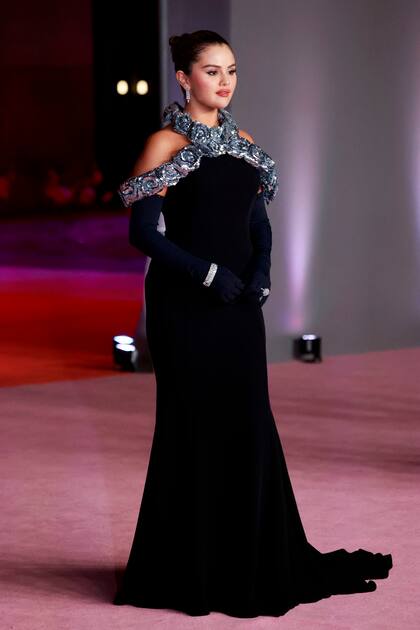 Selena Gomez también eligió un vestido negro para la gran gala de Hollywood, con la firma de Valentino, ornamentado con rosas plateadas
