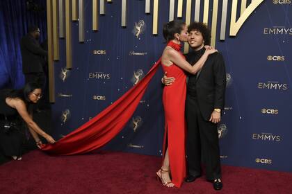 Selena Gomez y Benny Blanco muy enamorados ante los flashes. La pareja se casaría este mes en Montecito o Santa Bárbara, en el sur de California.