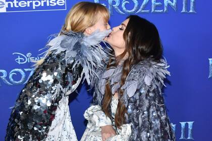 Selena Gomez y su hermanita, en el estreno de Frozen II