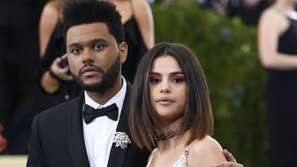 Selena Gomez y The Weeknd, en una de las alfombra rojas en donde este año hicieron público su romance