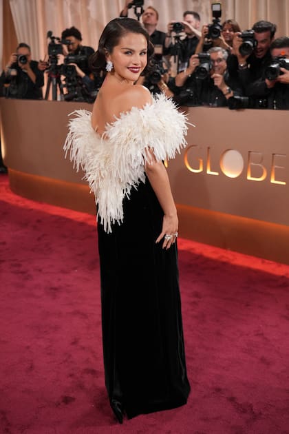 Selena, quien completó su look con un peinado estilo viejo Hollywood, está nominada a Mejor Actriz en una Serie de Televisión, Musical o Comedia por Only murders in the building