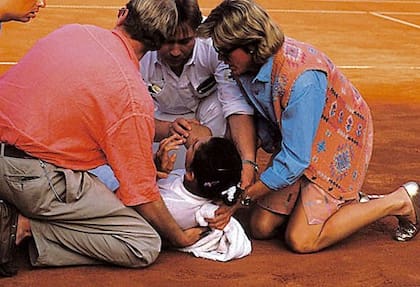 Seles, atendida tras el ataque en Hamburgo, en 1993