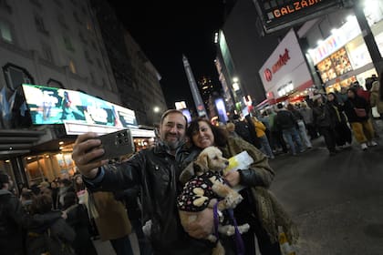 Selfie con el Obelisco de fondo para festejar sus 90 años