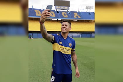 Una selfie con el mítico estadio de fondo: Rojo es de Boca