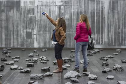 Selfie en el escenario gris y sombrío, pero esperanzado, de Y me dicen que el sol brillará…