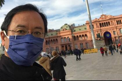 Selfie en Plaza de Mayo, saludando a la bandera argentina