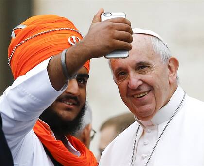 Selfie papal con un miembro de la comunidad interreligiosa