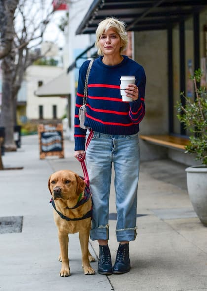 Selma Blair salió a tomar un café con su perro de servicio Scout cerca de su casa en Los Ángeles. Con un sweater rayado en azul y rojo y baggy jeans azul claro, la artista sonrió para los fotógrafos 