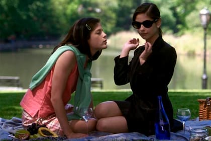 Selma Blair y Sarah Michelle Gellar en Juegos sexuales (1999)
