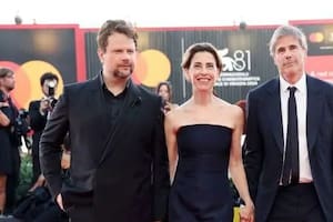 Selton Mello, quien interpreta a Rubens Paiva, y Fernanda Torres, quien interpreta a Eunice, junto al director Walter Salles