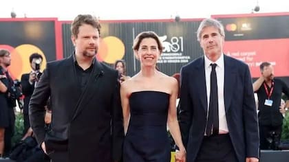 Selton Mello, quien interpreta a Rubens Paiva, y Fernanda Torres, quien interpreta a Eunice, junto al director Walter Salles