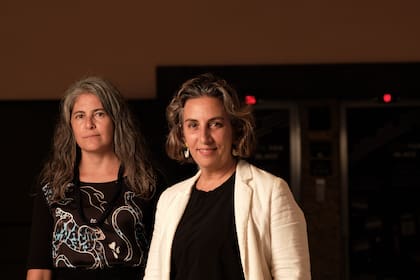 Selva Almada y Paula Hernández, la escritora y la directora de la novela y la película "El viento que arrasa" 
