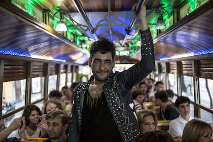 Leo Almada en el tranvía de Leo Tours que salió de gira por una ruta queer de Rosario