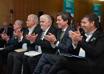 Semana de la Ingeniería: Fernando Vilella, secretario de Bioeconomía; Pablo Bereciartua, presidente del CAI, y Javier Goñi, CEO de Ledesma y presidente del evento