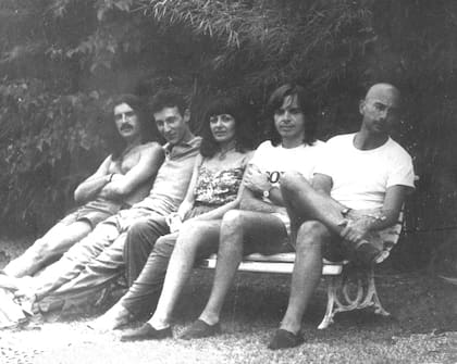 Semilla Bucciarelli, Skay Beilinson, la Negra Poli, Gustavo Gauvry y el Indio Solari; un descanso en el parque del estudio, durante una grabación veraniega de Los Redonditos de Ricota