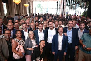 Seminario de ideas liberales en la Rural. Foto grupal con Luis Petri en el centro.