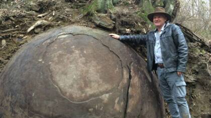Semir Osmanagic posa junto a su hallazgo: una piedra gigante que, asegura, podría ser la más antigua del mundo