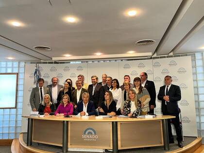 Senadores del interbloque de Juntos por el Cambio junto a los integrantes de la Mesa de Enlace