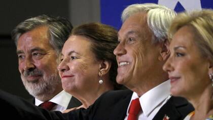 Señal de madurez democrática: Piñera y Guillier, con sus mujeres, tras conocerse el resultado
