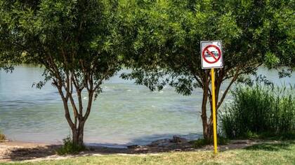 Señal de prohibido nadar en el rio Bravo por el sector de Piedras Negras