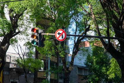 Señal que prohíbe el giro a la izquierda