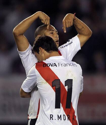 Señalando a su compañero Rodrigo Mora tras convertir uno de sus 6 goles en River.