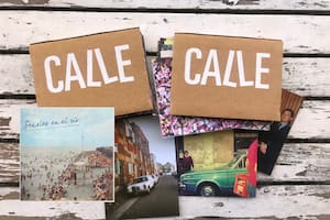 Señales en el río (el álbum de Mónica Carozzi), algunas postales y los libros del Proyecto Calle y, a la derecha, Jorge Yuchark.